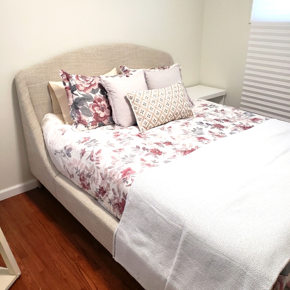 Queen size duvet  with two standard pillow shams.